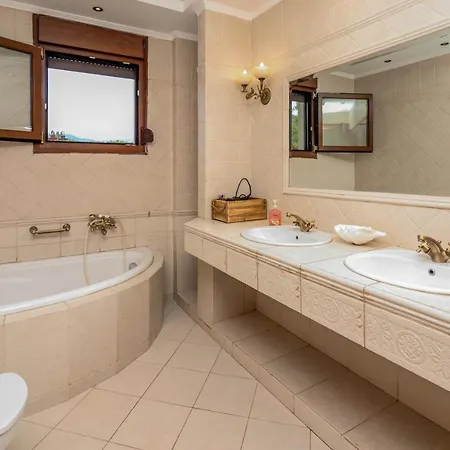 Acropolis With Parking Next To Center *