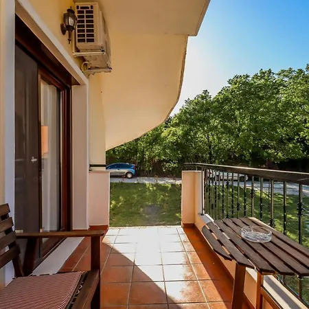 Acropolis With Parking Next To Center Apartman