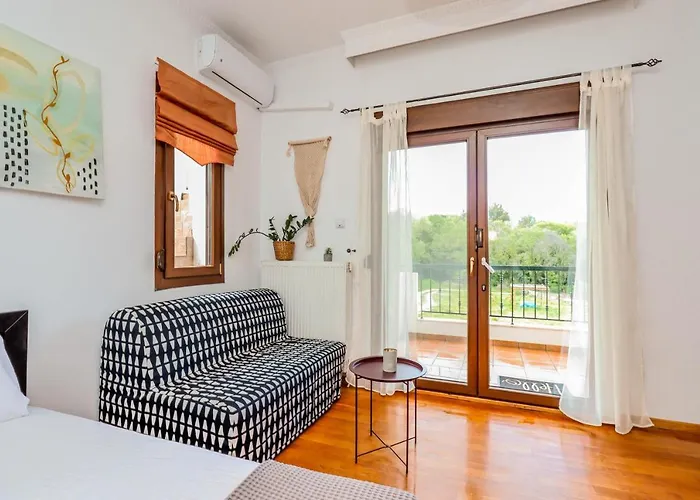 Acropolis With Parking Next To Center *