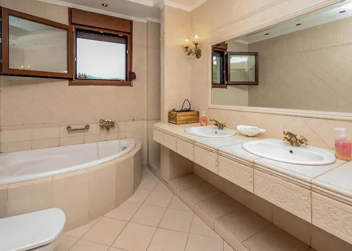 Acropolis With Parking Next To Center *